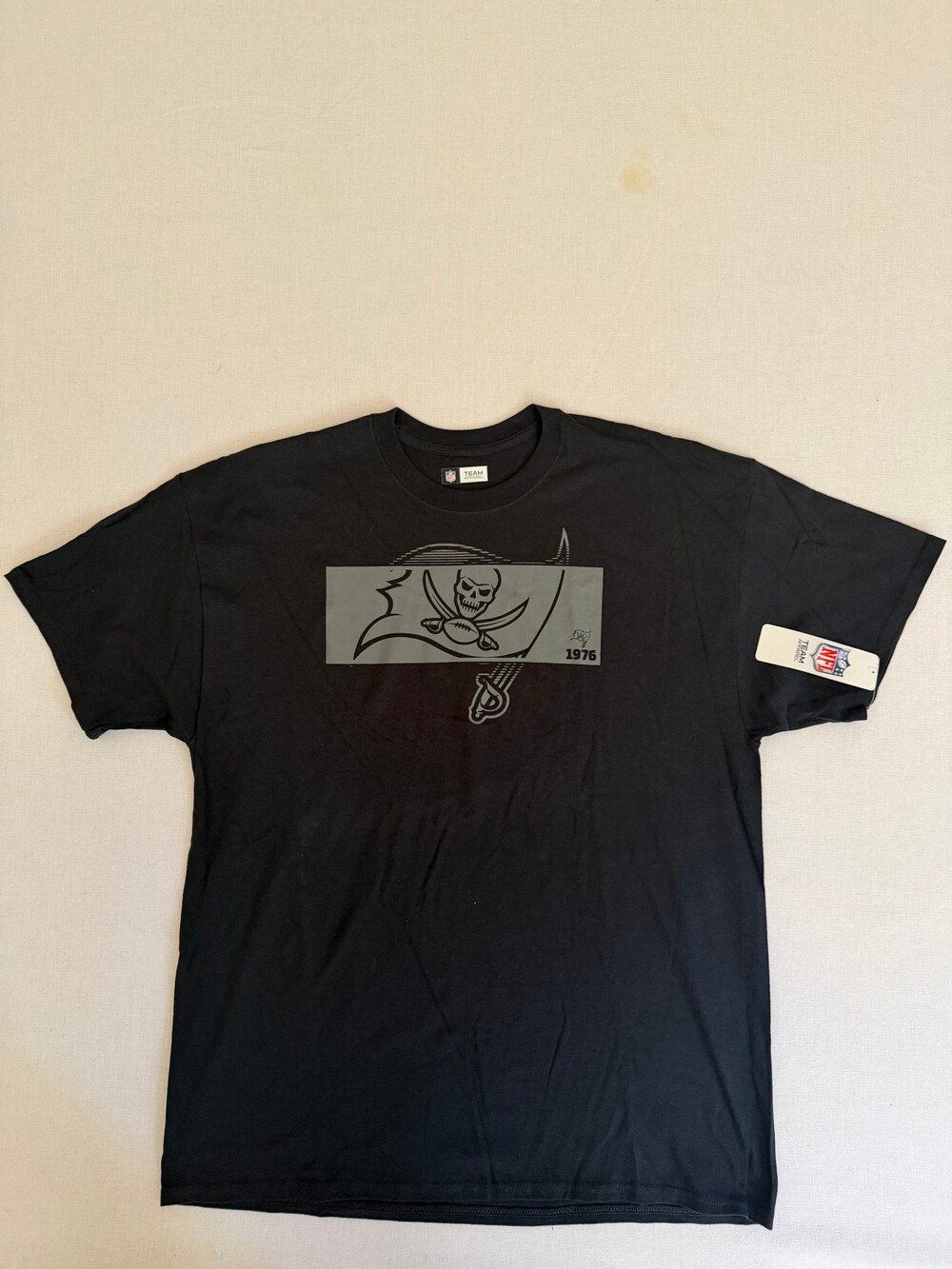 NFL Team Apparel Tampa Bay Buccaneers 1976 Black Short Sleeve T-Shirt XL 1010
